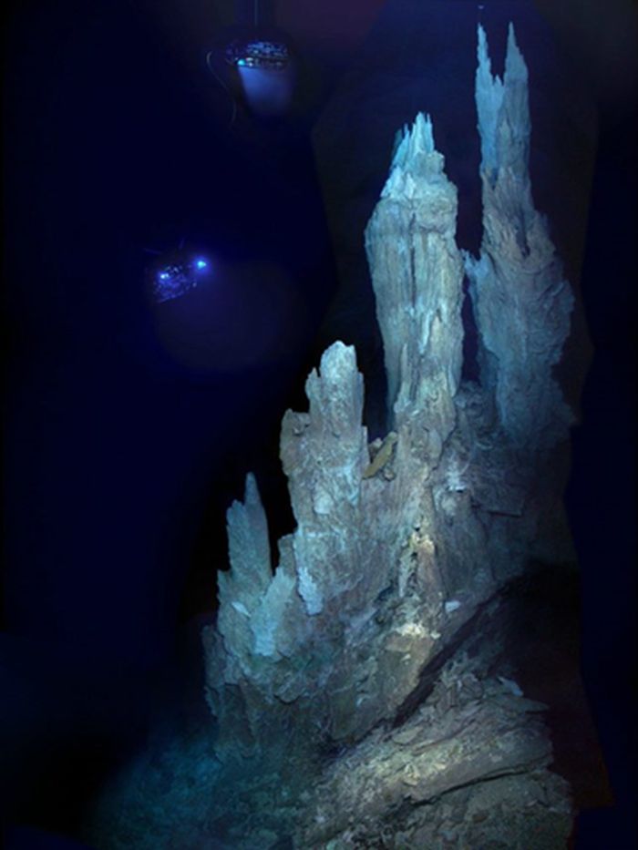 Kominy hydrotermalne Lost City na obszarze polskiego obszaru licencyjnego na poszukiwania siarczków polimetalicznych, źródło: Smithsonian Magazine