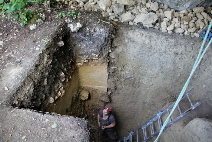 Wykopaliska archeologiczne w jaskini Tunel Wielki prowadzone w 2018 r. (fot. Monika Dzierlińska) 4. Otwór wejściowy do jaskini Tunel Wielki (fot. Miron Bogacki)