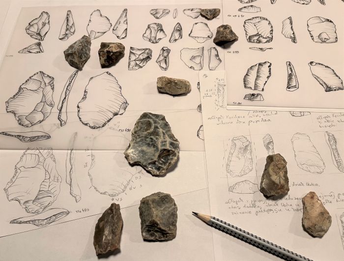 Zabytki krzemienne z jaskini Tunel Wielki wykonane pół miliona lat temu przez homo heildelbergensis (autor M. Kot)