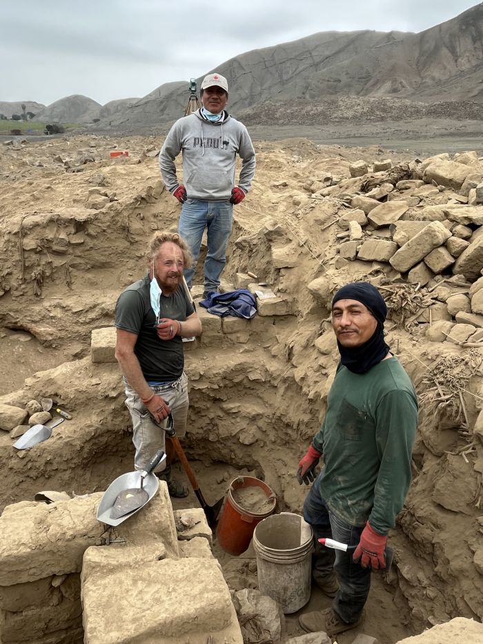 Archeolodzy z grupy badawczej Los valles de Barranca eksploracja grobów w El Porvenir. Fot. R. Dziubińska