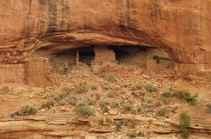 Skanowanie 3D stanowiska 5MT261, położonego w Sand Canyon w niezwykle trudno dostępnej niszy skalnej i ukrytego przed wzrokiem obcych. Fot. Robert Słaboński.