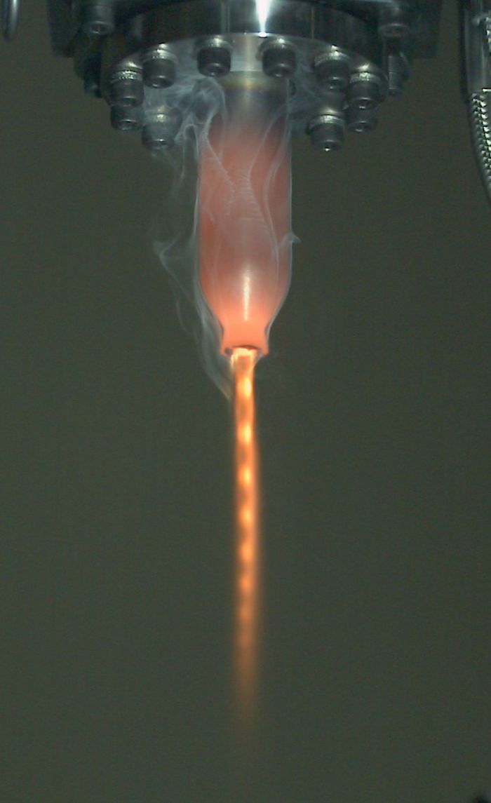 Fot. Łukasiewicz – Instytut Lotnictwa. Test silnika rakietowego o ciągu 20 N i zapłonie hipergolicznym, wykorzystującego opracowane paliwo oraz nadtlenek wodoru jako utleniacz.