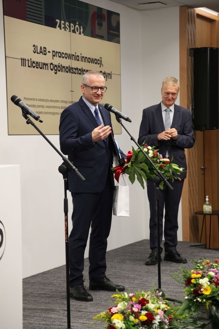 Na zdjęciu Wiesław Kosakowski, dyrektor 3 LO w Gdyni oraz prof. Michał Kleiber. Fot. P. Wernicki/ PAP