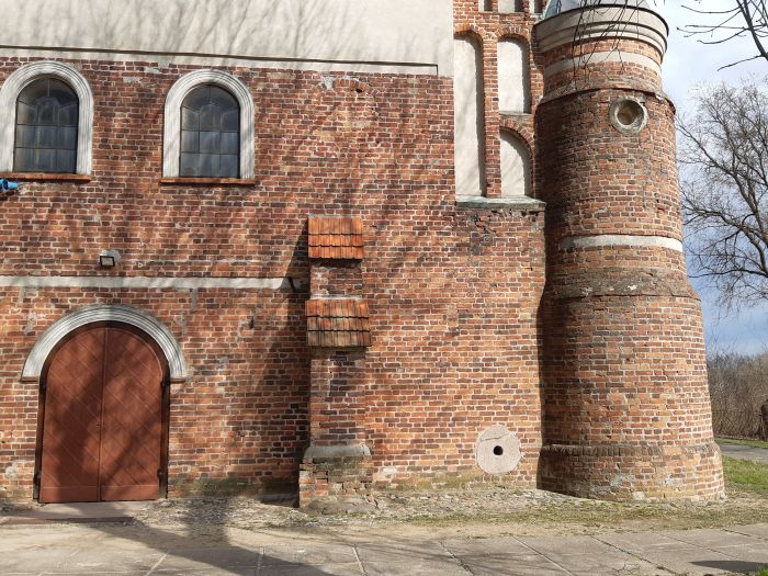 Kamień młyński w murach kościoła w Zakroczymiu (fot. Dariusz Brykała)