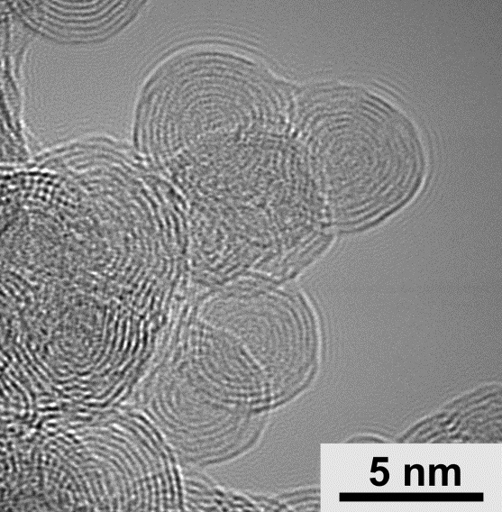 Ryc. 1. Obraz nanocebulki węglowej wykonany transmisyjnym mikroskopem elektronowym. Źródło: materiały autorów