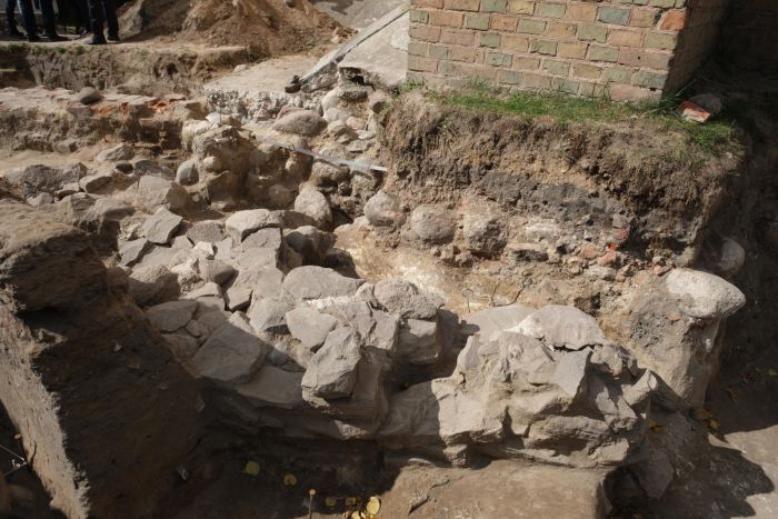 Archeologowie zaprezentowali odkryty w trakcie prac w ramach projektu "Ekspedycja Palatium. Gniezno 2019" fragment przedromańskiej budowli znajdującej się przy Kościele Św. Jerzego na Górze Lecha w Gnieźnie. Fot. PAP/Jakub Kaczmarczyk 17.09.2019