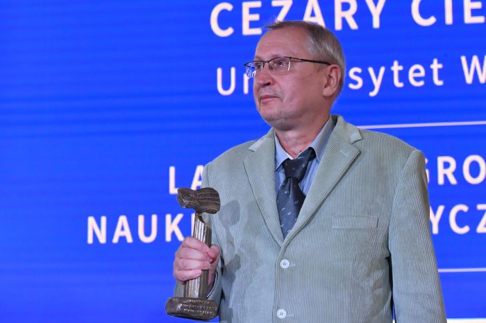 07.12.2021. Prof. Cezary Cieśliński z Wydziału Filozofii UW podczas uroczystości wręczenia Nagród Fundacji na rzecz Nauki Polskiej, 7 bm. w Sali Wielkiej Zamku Królewskiego w Warszawie. W tym roku uroczystość odbywa się po raz trzydziesty. PAP/Piotr Nowak