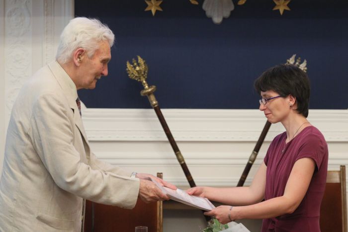 25.06.2022. Laureatka nagrody Joanna Bocheńska (P) i przewodniczący kapituły Stanisław Rakusa-Suszczewski (L) podczas uroczystości wręczenia Nagrody im. Benedykta Polaka w Pałacu Kazimierzowskim w Warszawie. PAP/Paweł Supernak