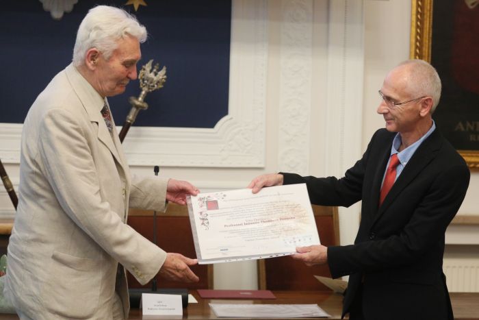 25.06.2022. Laureat nagrody Janusz Pawęska (P) i przewodniczący kapituły Stanisław Rakusa-Suszczewski (L) podczas uroczystości wręczenia Nagrody im. Benedykta Polaka w Pałacu Kazimierzowskim w Warszawie. PAP/Paweł Supernak