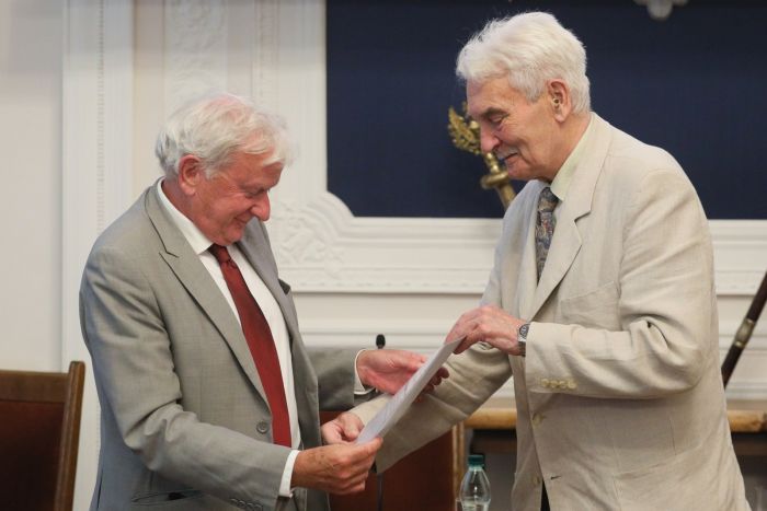 25.06.2022. Laureat nagrody Jan Charles Żarnecki (L) i przewodniczący kapituły Stanisław Rakusa-Suszczewski (P) podczas uroczystości wręczenia Nagrody im. Benedykta Polaka w Pałacu Kazimierzowskim w Warszawie. PAP/Paweł Supernak