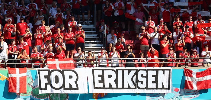 epa09280098 Kibice Danii z banerem z nazwiskiem Christiana Eriksena przed meczem UEFA EURO 2020 Dania-Belgia 17 June 2021. EPA/Wolfgang Rattay, Dostawca: PAP/EPA.