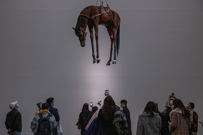Kadr z wystawy Maurizio Cattelana: The Last Judgment w UCCA Center for Contemporary Art, Pekin. EPA/ROMAN PILIPEY Dostawca: PAP/EP