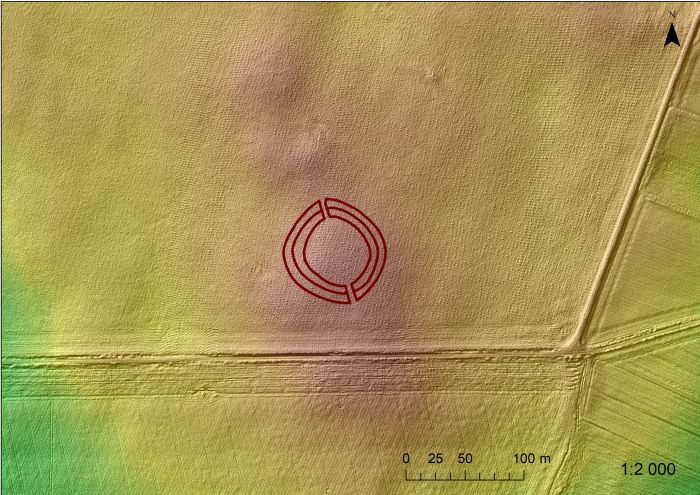 Rondel w m. Tylice, plan hipsometryczny z naniesionym obrysem rowów odkrytego obiektu (oprac. J. Czerniec).