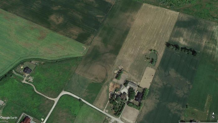 Rondel w m. Łysomice widoczny na ortofotomapie (oprac. M. Sosnowski, źródło Google Earth).