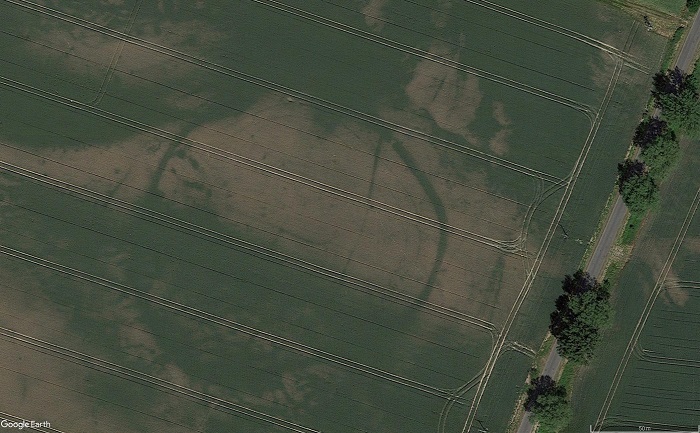 Ślad po dawnym obiekcie otoczonym rowem i palisadami, fot. Google Earth