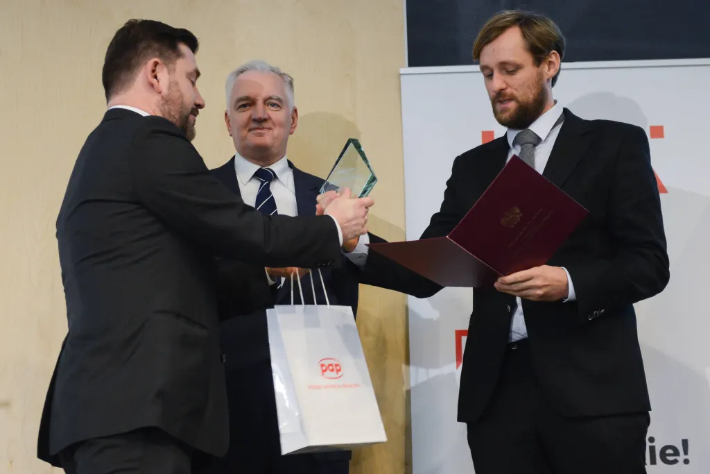 Warszawa, 15.01.2018. Wicepremier, minister nauki i szkolnictwa wyższego Jarosław Gowin (C), prezes Zarządu PAP Wojciech Surmacz (L) i nagrodzony w kategorii Animator, lider Instytutu B61 Jan Świerkowski (P). Rozstrzygnięcie XIII edycji konkursu Popularyzator Nauki. PAP/Jakub Kamiński