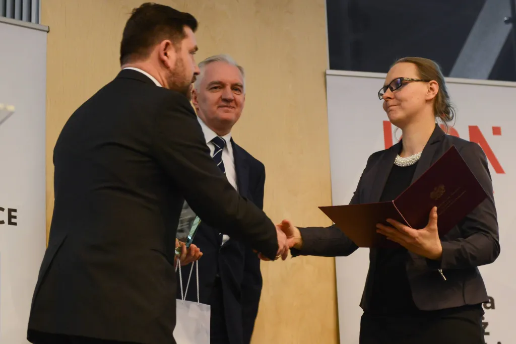 Warszawa, 15.01.2018. Wicepremier, minister nauki i szkolnictwa wyższego Jarosław Gowin (C), prezes Zarządu PAP Wojciech Surmacz (L) oraz wyróżniona Marta Szmygiel (P). Rozstrzygnięcie XIII edycji konkursu Popularyzator Nauki. PAP/Jakub Kamińsk