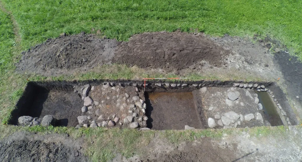 Późnośredniowieczne kamienne fundamenty. Fot. W. Bis