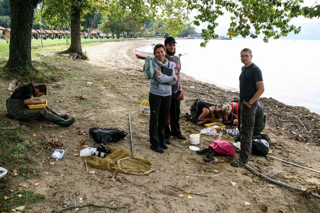Część zespołu podczas pracy nad brzegiem jeziora Ochrydzkiego. Fot. Michał Grabowski