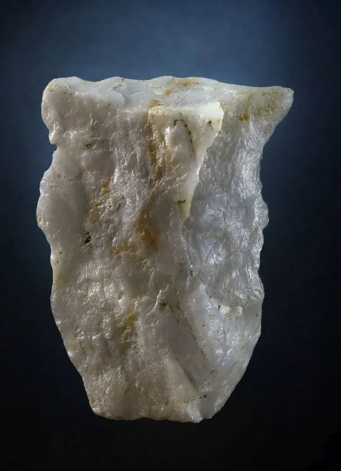 Przekłuwacz – drobne narzędzie kwarcytowe używane przez Homo erectusa, fot. Maciej Jórdeczka