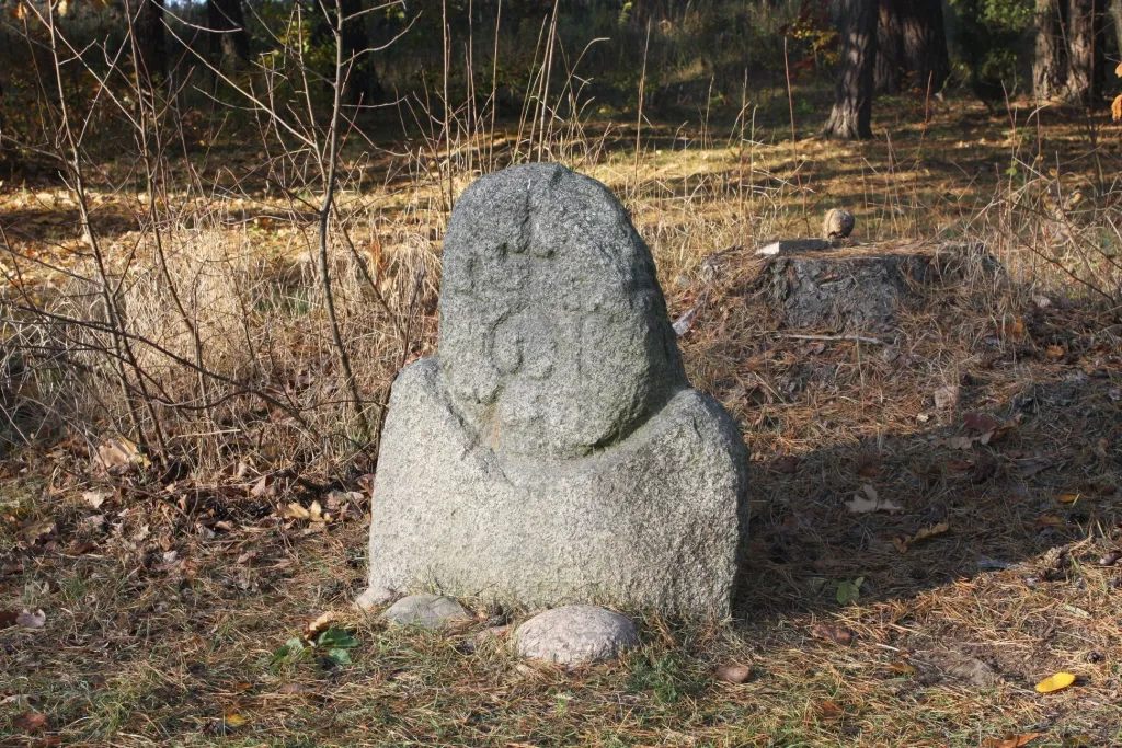 Stela ze cmentarzyska w Pieńkach, gm. Michałowo, obecnie w Podlaskim Muzeum Kultury Ludowej