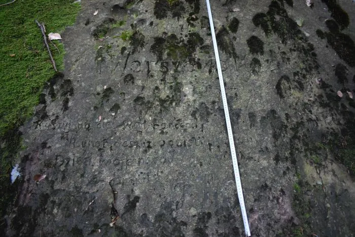 The poem commemorating the Warsaw Uprising, carving by Józef Pacyga (1948)
