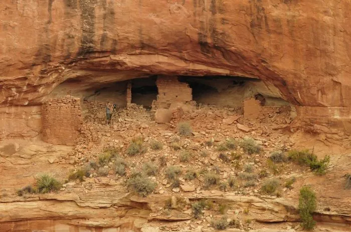 Skanowanie 3D stanowiska 5MT261, położonego w Sand Canyon w niezwykle trudno dostępnej niszy skalnej i ukrytego przed wzrokiem obcych, fot. Robert Słaboński.