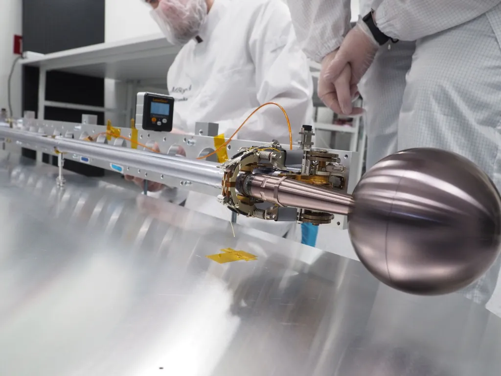 Testy wysięgników. Na pierwszym planie widoczna jedna z sond, fot. Astronika