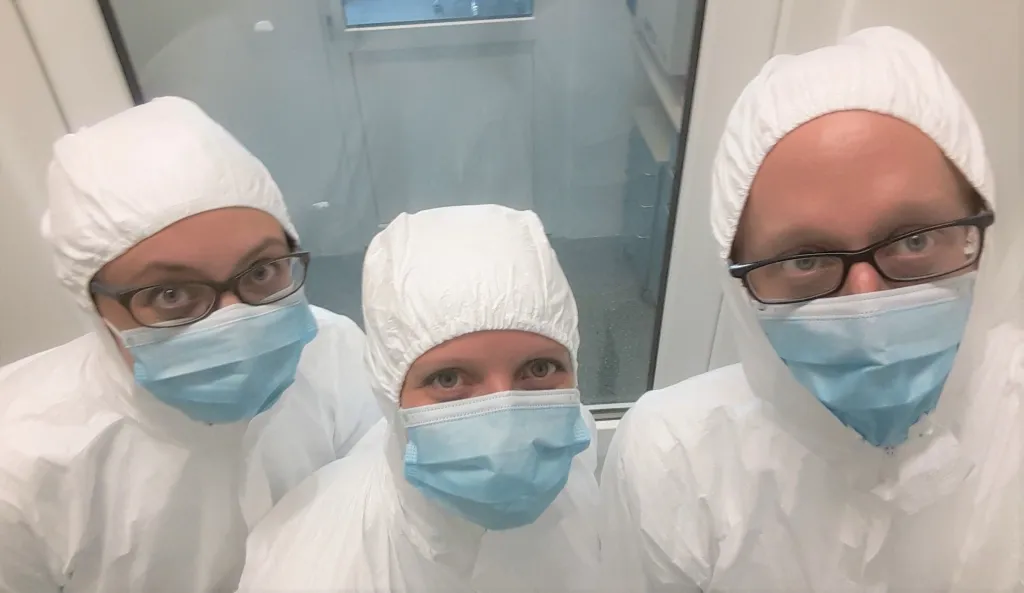 Zespów aDNA z Instytutu Biologii i Ewolucji Człowieka na UAM" - w środku dr inż. Anna Juras, dr Maciej Chyleński (P) i techniczka Kinga Bukowska (L) - fot. M.Chyleński