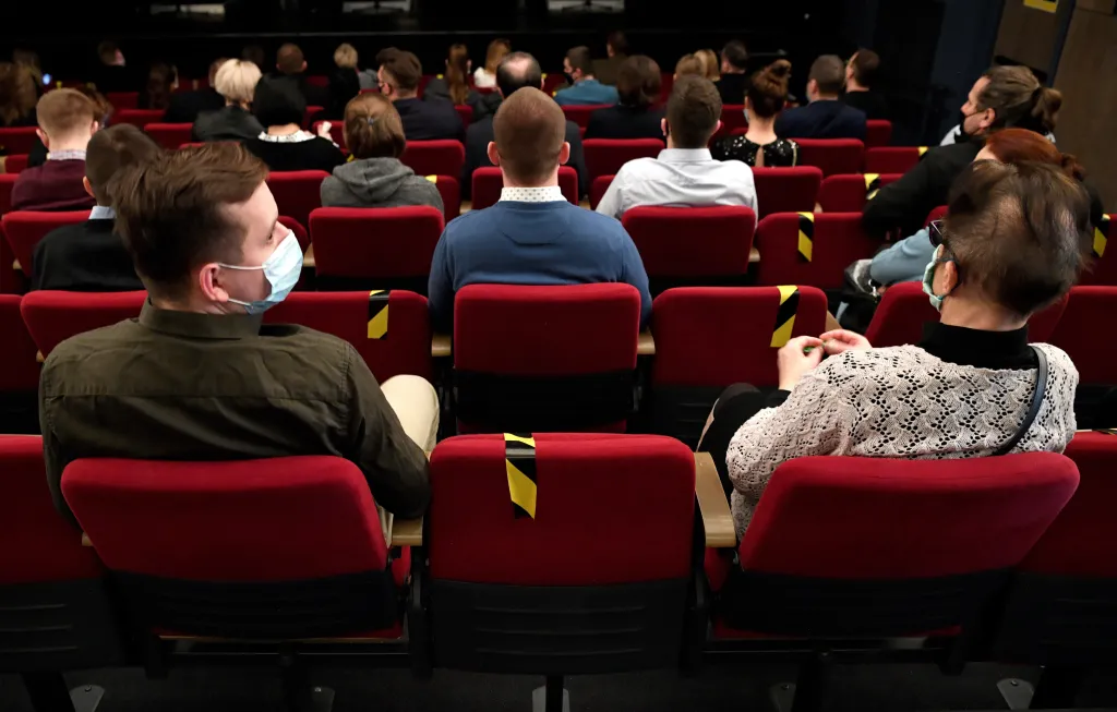 W czasie pandemii, kiedy otwarto teatry, publiczność oglądać musi sztukę w maseczkach. Po raz pierwszy mamy więc sytuację, że to nie aktorzy, ale wszyscy widzowie noszą maski - zwraca uwagę prof. Dudzik. Fot: Teatr im. Wandy Siemaszkowej w Rzeszowie, 14.02.2021 (dd/amb) PAP/Darek Delmanowicz