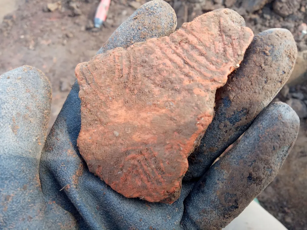 Fragment zdobionych naczyń zasobowych. fot. Projekt Wrzępia