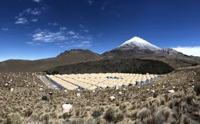 Obserwatorium HAWC (High-Altitude Water Cherenkov Observatory) na zboczu meksykańskiego wulkanu Sierra Negra. (Źródło: HAWC Observatory)
