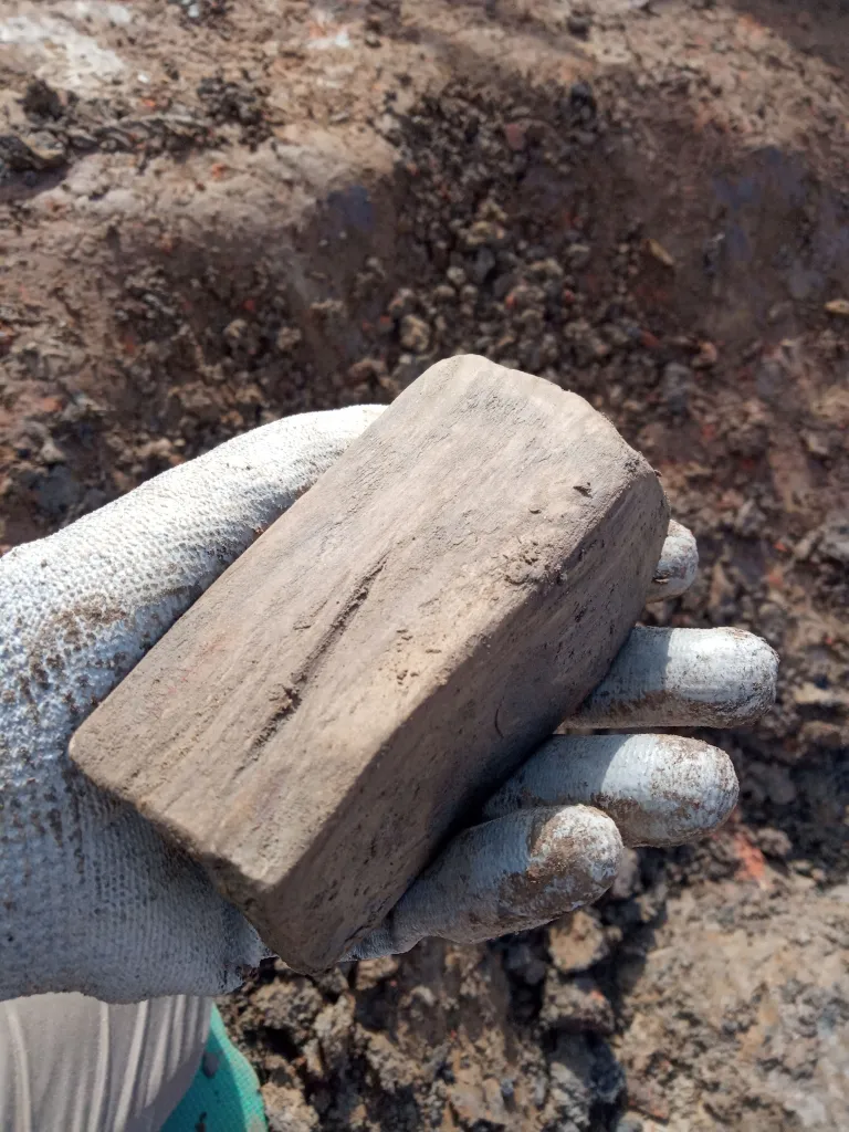Krzesak odkryty w obrębie jamy przypiecowej. Niewątpliwie służący rozpalaniu ognia w piecu około 1700 lat temu. fot. Projekt Wrzępia