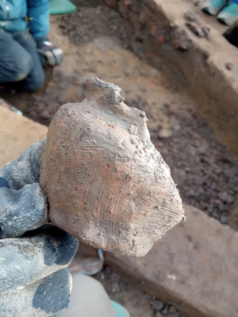 Prawie całe naczynie odkryte w wypełnisku pieca - jednocześnie jedyny fragment ręcznie lepionego naczynia na stanowisku.