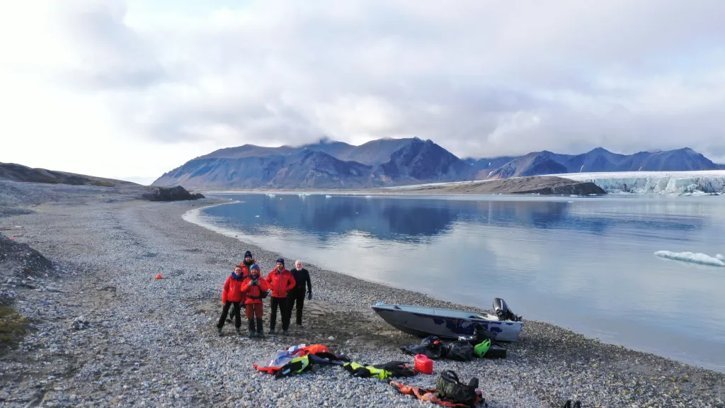 Grupa Badawcza UŚ na przedpolu lodowca Vestre Torellbreen. Fot. Michał. Ciepły 