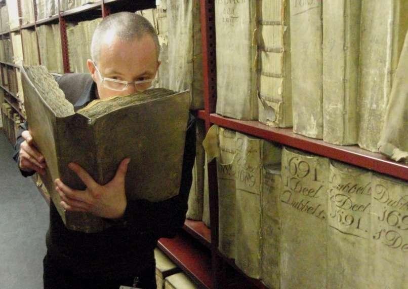 prof. Strlič sprawdza zapach starych książek, foto Eva Menart.jpg