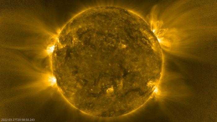 Zdjęcie struktury na Słońca, którą przezwano „jeżem”. Obraz uzyskała sonda Soalar Orbiter w dniu 30 marca 2022 roku na fali o długości 17 nanometrów. Źródło: ESA & NASA/Solar Orbiter/EUI Team.