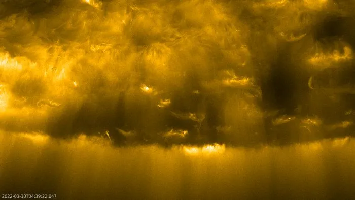  Zdjęcie południowego bieguna Słońca w najwyższej rozdzielczości, uzyskane przez sondę Solar Orbiter  30 marca 2022 roku na fali o długości 17 nanometrów. Źródło: ESA & NASA/Solar Orbiter/EUI Team.