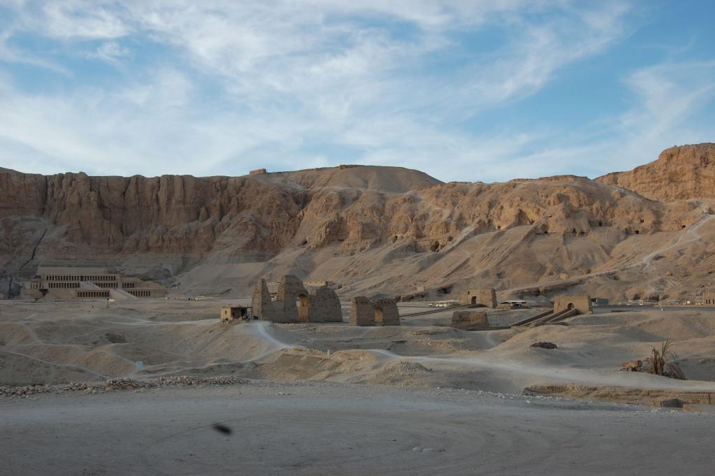 Nekropola Asasif widoczna po prawej stronie. To grobowce widoczne w masywie skalnym. Po lewej w głębi - świątynia Hatszepsut, fot. PCMA UW Asasif Project/P. Chudzik