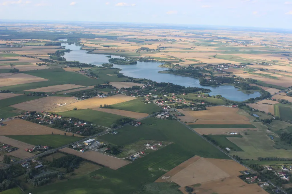 Ukośne zdjęcie lotnicze centralnej części Lednickiego Parku Krajobrazowego. Fot. A. Kowalczyk