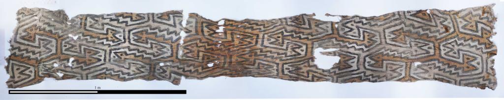 Malowana tkanina odkryta w pochówku na szczycie stanowiska, datowana na lata 772 - 989 n.e., fot. Ł. Majchrzak