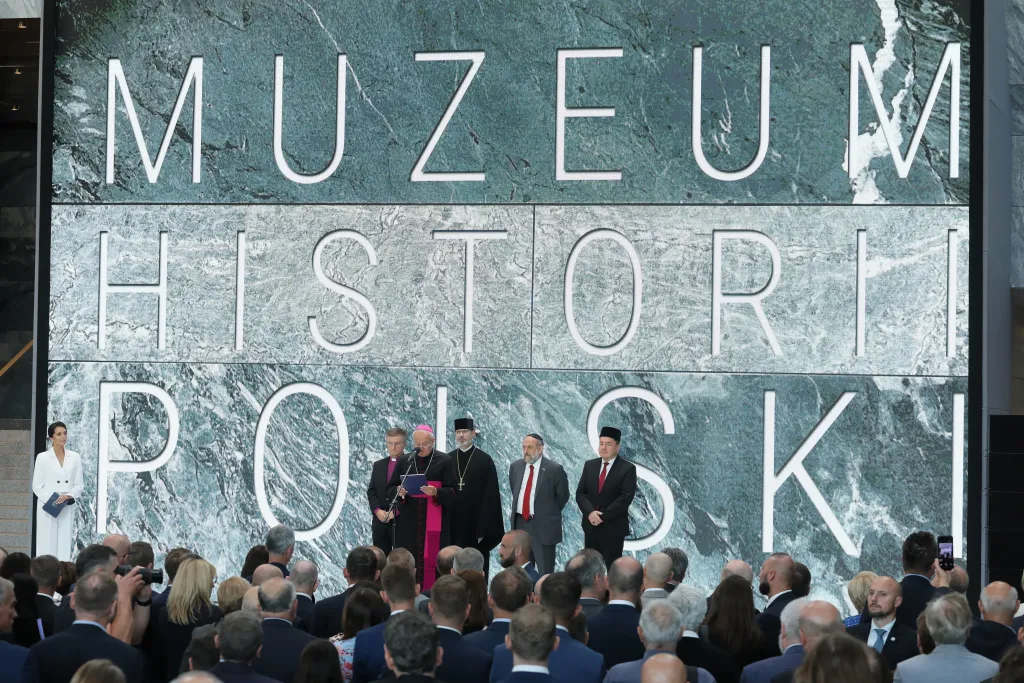 Warszawa, 28.09.2023. Naczelny rabin Polski Michael Schudrich (2P), mufti Muzułmańskiego Związku Religijnego w Rzeczypospolitej Polski Tomasz Miśkiewicz (P), bp Michał Janocha (2L), superintendent Kościoła Ewangelicko-Metodystycznego w RP ks. Andrzej Malicki (L) podczas modlitwy w ramach otwarcia Muzeum Historii Polski w nowym gmachu na warszawskiej Cytadeli. PAP/Paweł Supernak