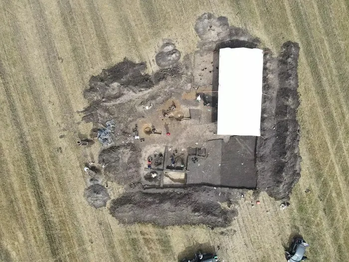 Badania w Ostrowitem - widok na główny wykop z góry. Źródło: Instytut Archeologii UŁ