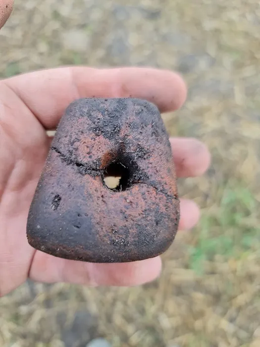 Badania w Ostrowitem - ciężarek tkacki. Źródło: Instytut Archeologii UŁ