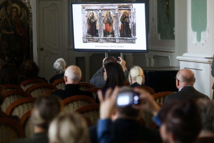 11.10.2023. Presentation of the discovery of a large fragment of the 17th century iconostasis in the Branicki Palace in Białystok. Employees of the Institute of Art of the Polish Academy of Sciences found fragments of the iconostasis in the attic of one of the churches. (ad) PAP/Artur Reszko