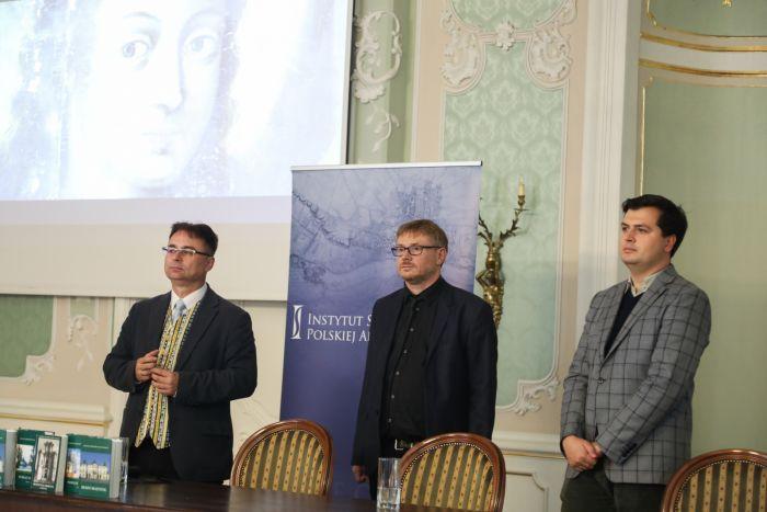 11.10.2023. Dr. Zbigniew Michalczyk, a professor at the Institute of Art PAS (C), Piotr Jamski (L) and Jan Nowicki (R) from the Catalogue of Art Monuments in Poland team at the presentation of the discovery of a large fragment of the 17th-century iconostasis in the Branicki Palace in Białystok. Employees of the Institute of Art of the Polish Academy of Sciences found fragments of the iconostasis in the attic of one of the churches. (ad) PAP/Artur Reszko