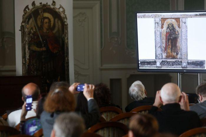 11.10.2023. Presentation of the discovery of a large fragment of the 17th century iconostasis in the Branicki Palace in Białystok. Employees of the Institute of Art of the Polish Academy of Sciences found fragments of the iconostasis in the attic of one of the churches. (ad) PAP/Artur Reszko