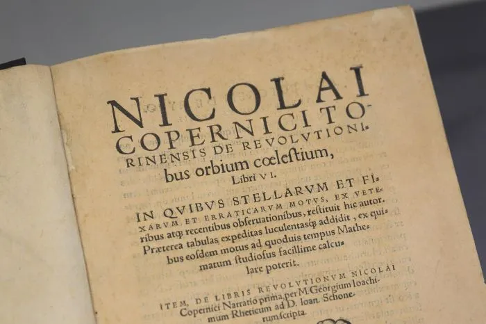 16.02.2024. Wydanie bazylejskie „De revolutionibus orbium coelestium” z 1566 r na nowo otwartej wystawie „Astronomia i księgi. Wokół »De revolutionibus« Mikołaja Kopernika” w Galerii Atanazego Biblioteki Raczyńskich w Poznaniu.  PAP/Jakub Kaczmarczyk