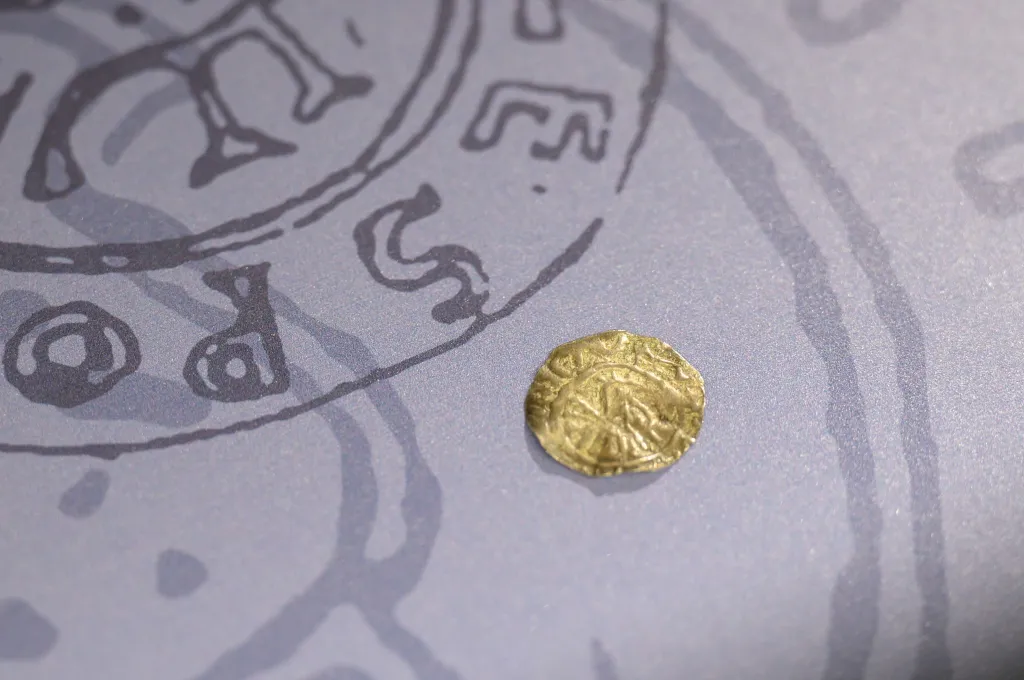  16.04.2025. Fragment wystawy „Bolesław Chrobry z Poznania po władzę i koronę” w Muzeum Archeologicznym w Poznaniu, 16 bm. Ekspozycja jest elementem projektu muzeum Rezerwatu Archeologicznego Genius Loci w Poznaniu przygotowanego z okazji jubileuszu koronacji pierwszego polskiego króla. PAP/Jakub Kaczmarczyk