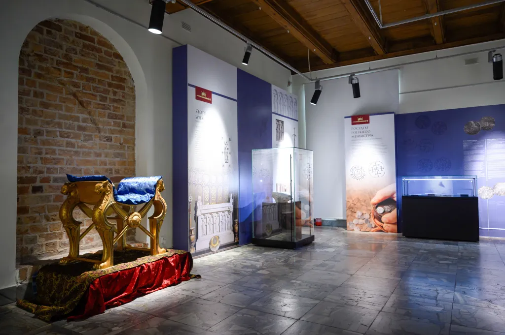  16.04.2025. Fragment wystawy „Bolesław Chrobry z Poznania po władzę i koronę” w Muzeum Archeologicznym w Poznaniu, 16 bm. Ekspozycja jest elementem projektu muzeum Rezerwatu Archeologicznego Genius Loci w Poznaniu przygotowanego z okazji jubileuszu koronacji pierwszego polskiego króla. PAP/Jakub Kaczmarczyk